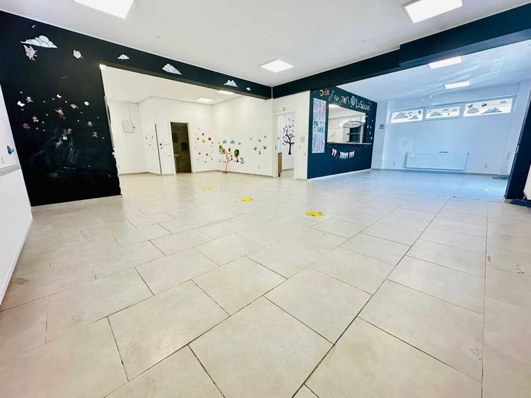 Spațiu comercial, de 100 mp, în Roșu