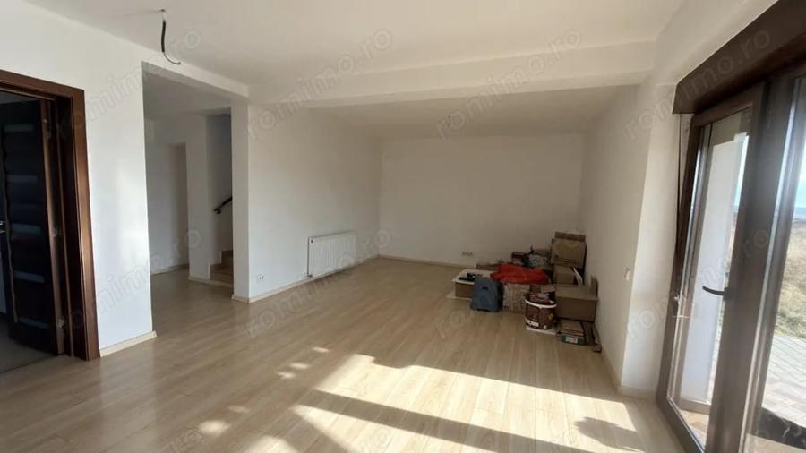Casă cu 5 camere cu Teren 372 Mp în Broscărie