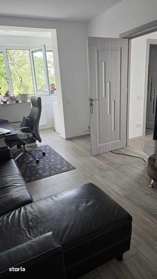Apartament cu 3 camere semidecomandat în Titan