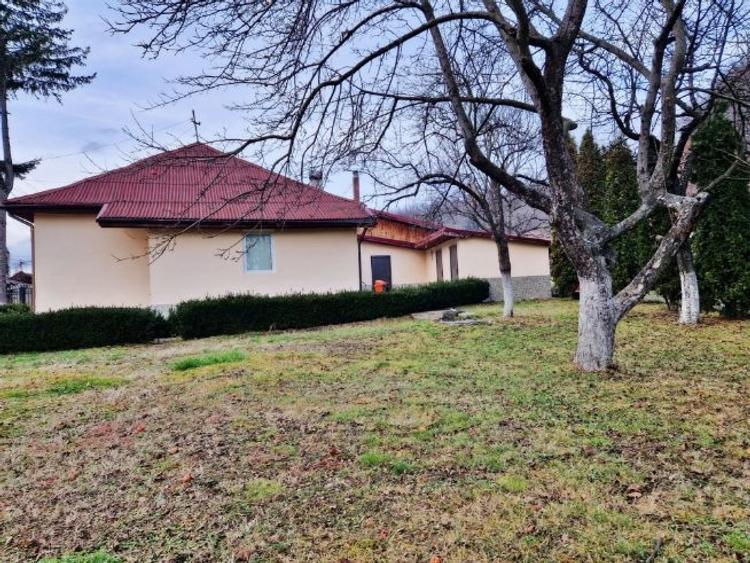 Casă individuală cu 4 camere cu Teren 674 Mp în Uricani