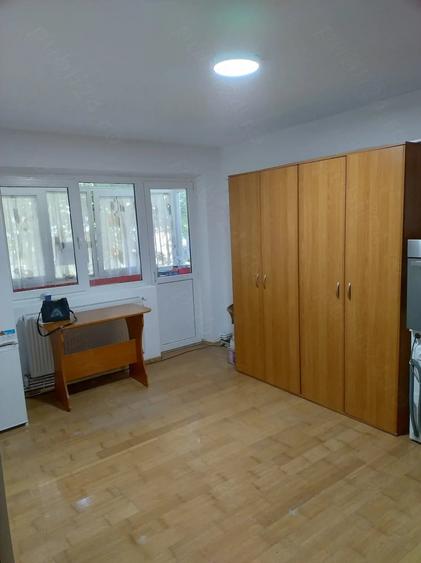 Apartament cu 2 camere semidecomandat în Titu