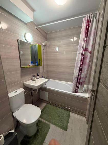 Apartament cu 3 camere semidecomandat, mobilat în Brazda lui Novac