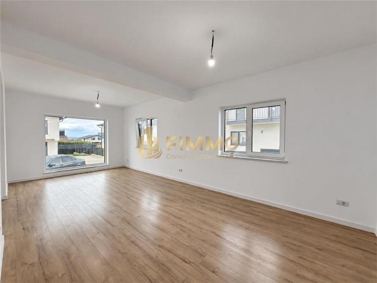 Duplex cu 4 camere cu Canalizare în Ipotești