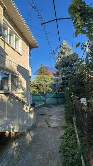 Casă individuală cu 7 camere cu Teren 583 Mp în Central