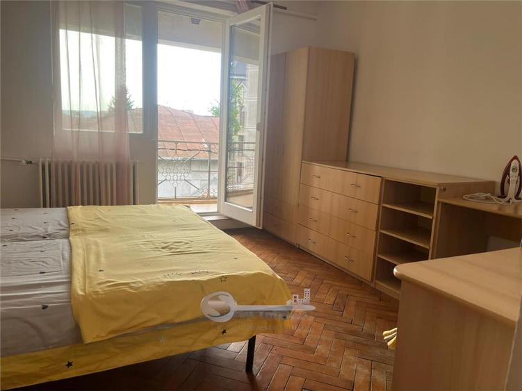 Casă cu 6 camere cu Teren 600 Mp în Sărărie