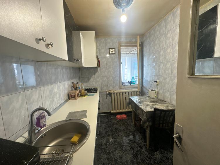 Apartament cu 3 camere semidecomandat în 1 Mai