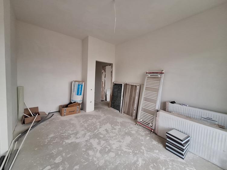 Apartament cu 3 camere semidecomandat în Florești