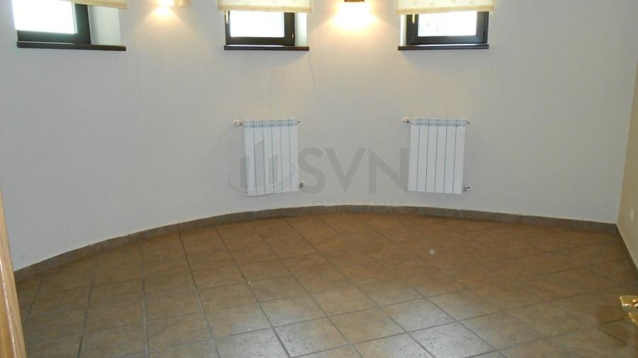 Apartament cu 5 camere decomandat în Capitale