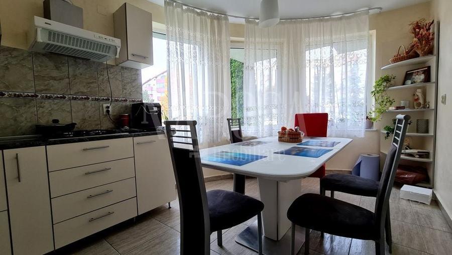 Casă individuală cu 9 camere cu Canalizare în Zorilor