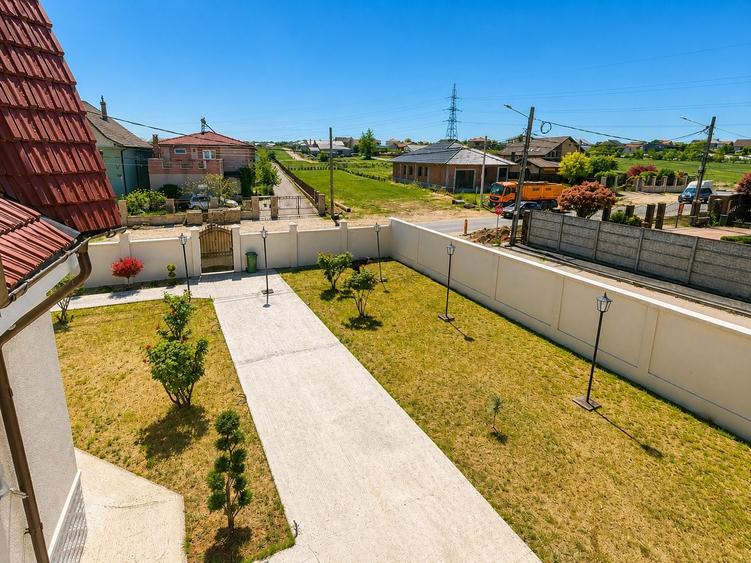 Casă individuală cu 7 camere cu Canalizare în Sânmartin