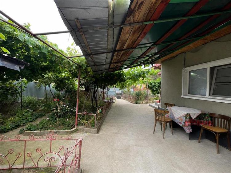Casă individuală cu 4 camere cu Canalizare în Est