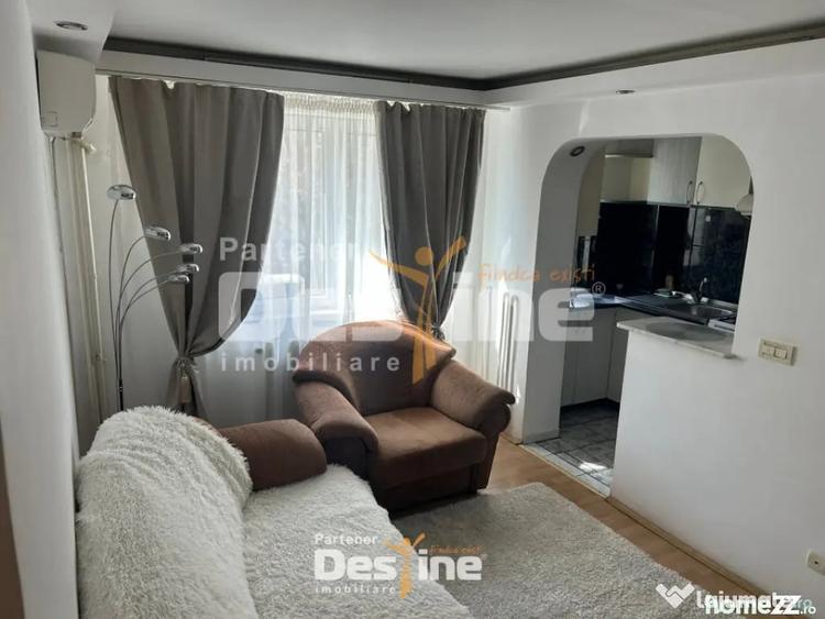 Apartament cu 3 camere semidecomandat în Podu Roș