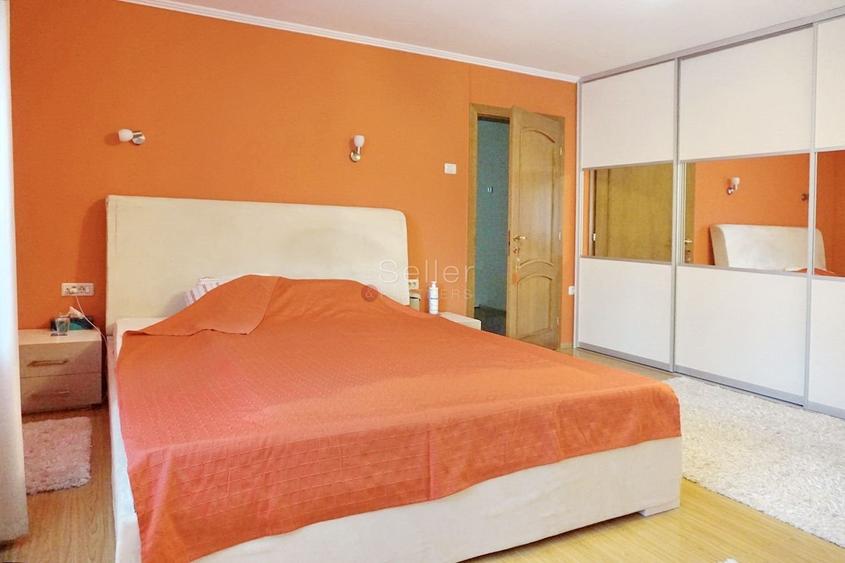 Casă individuală cu 7 camere cu Canalizare în Cristian