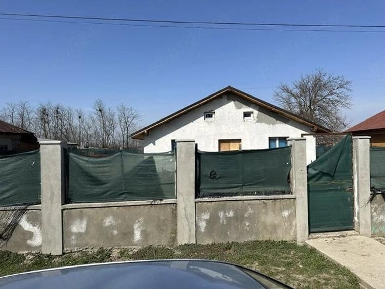 Casă cu Teren 2000 Mp în Fierbinții de Jos