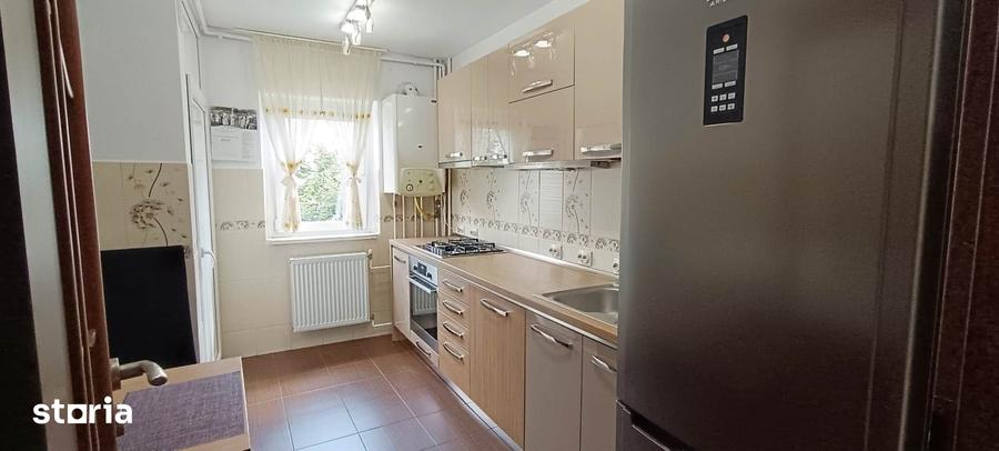 Apartament cu 4 camere decomandat în Tractorul
