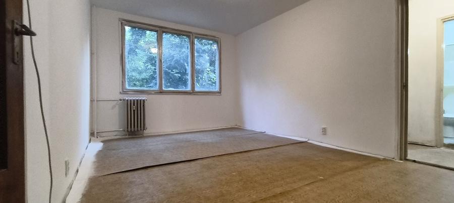 Apartament cu 3 camere semidecomandat în Berceni