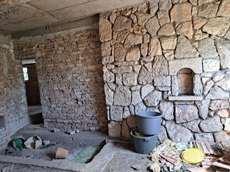 Casă cu 9 camere cu Teren 2375 Mp în Central