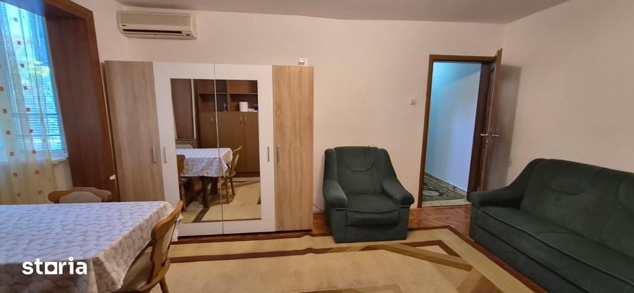 Apartament cu 3 camere semidecomandat în Girocului