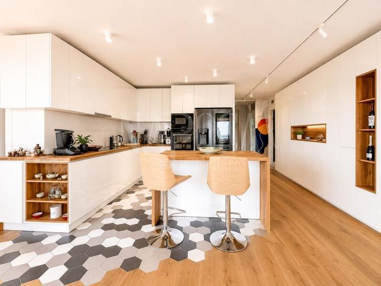 Penthouse cu 3 camere semidecomandat în Grigorescu
