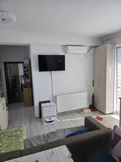Apartament cu 3 camere semidecomandat, mobilat în Florești