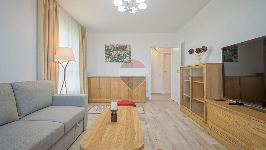 Apartament cu 3 camere semidecomandat, mobilat în Tractorul