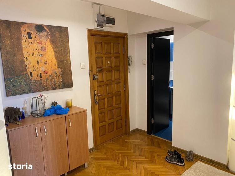 Apartament cu 3 camere semidecomandat în Victoriei