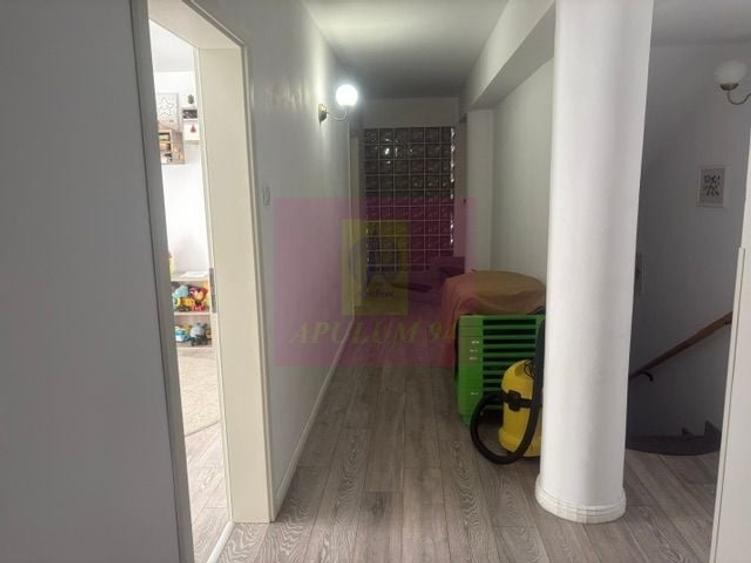 Casă individuală cu 10 camere cu Canalizare în Drumul Sării
