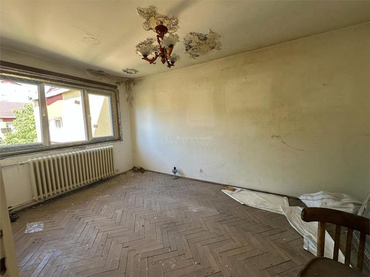 Apartament cu 3 camere semidecomandat în Central