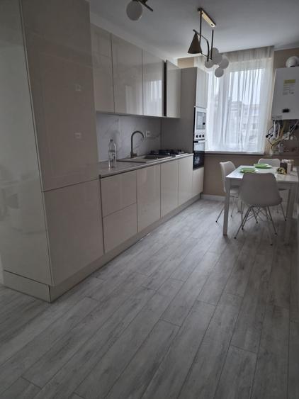 Apartament cu 3 camere decomandat în Școlilor