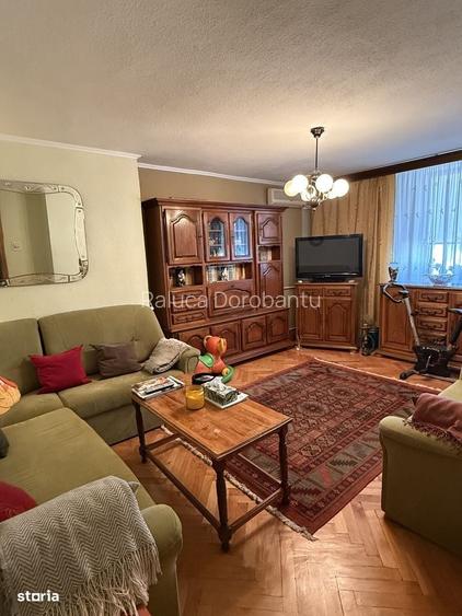 Apartament 4 camere, ultracentral, acces terasa si boxa Gaesti