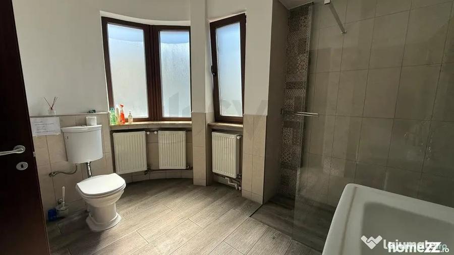 Apartament cu 5 camere decomandat în Victoriei