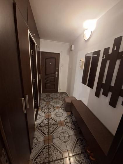 Apartament cu 2 camere semidecomandat, mobilat în Rovine