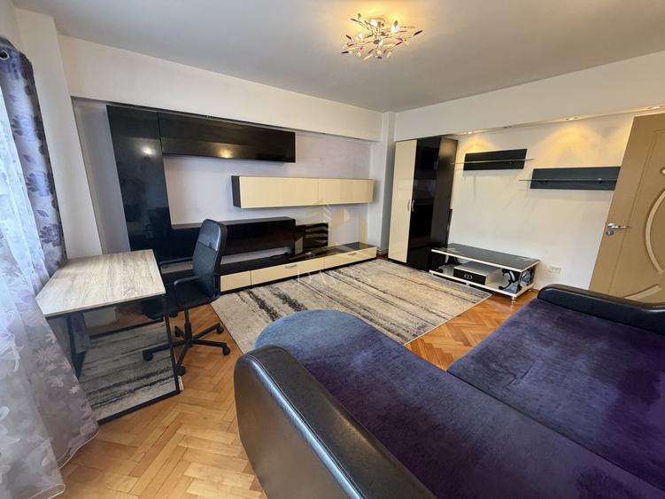 Apartament cu 3 camere decomandat, mobilat în Central