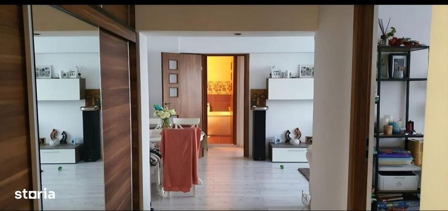 Apartament cu 3 camere semidecomandat în Vitan