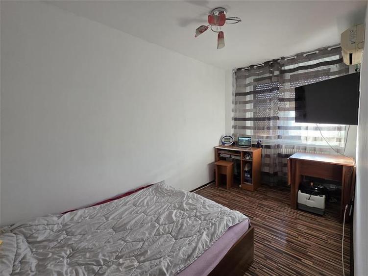 Apartament cu 3 camere semidecomandat, mobilat în Calea București