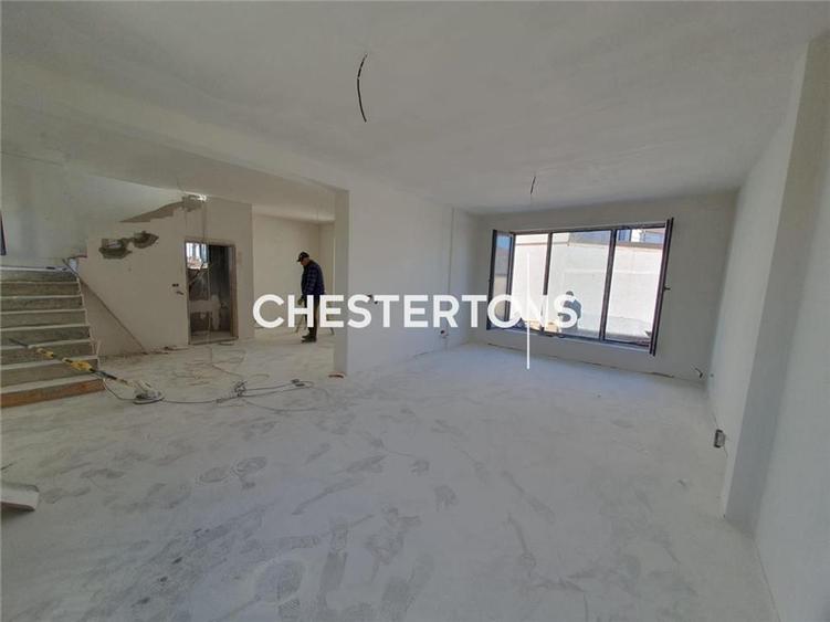 Duplex cu 8 camere cu Teren 318 Mp în Exterior Sud