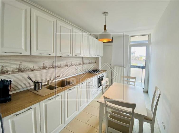 Apartament cu 3 camere semidecomandat în Aeroport