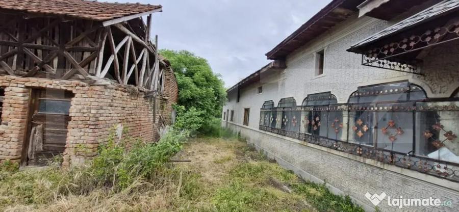 Casă cu 7 camere cu Teren 4200 Mp în Costești
