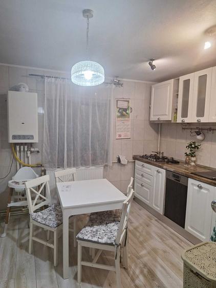 Apartament cu 4 camere decomandat în Băceni