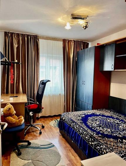 Apartament cu 3 camere decomandat în Exterior Vest