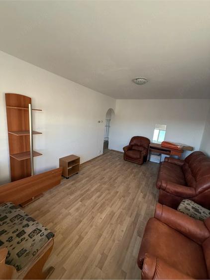 Apartament cu 3 camere decomandat în Micro 12