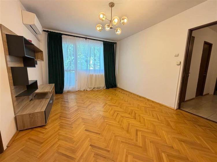 Apartament cu 3 camere semidecomandat în Podu Roș