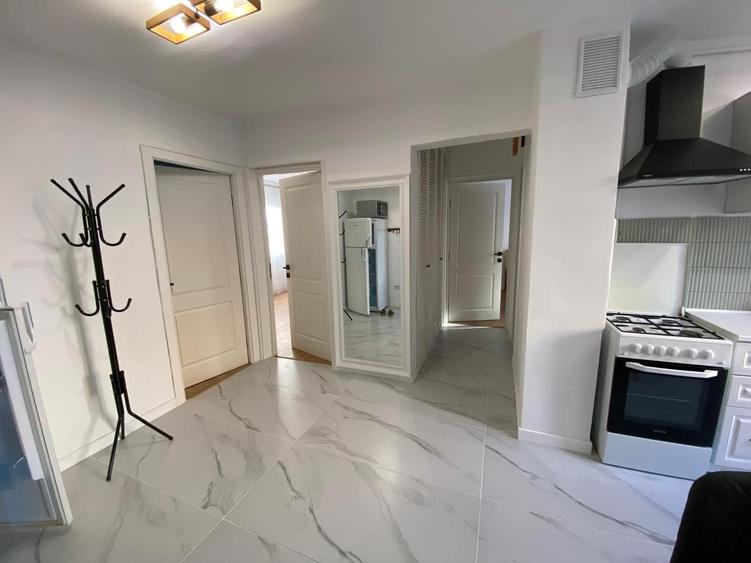 Inchiriez apartament 3 camere recent renovat - 1
