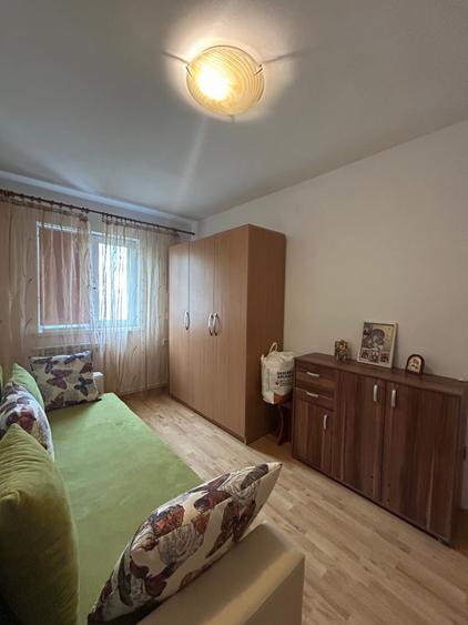 Apartament cu 3 camere semidecomandat în Tomis Nord