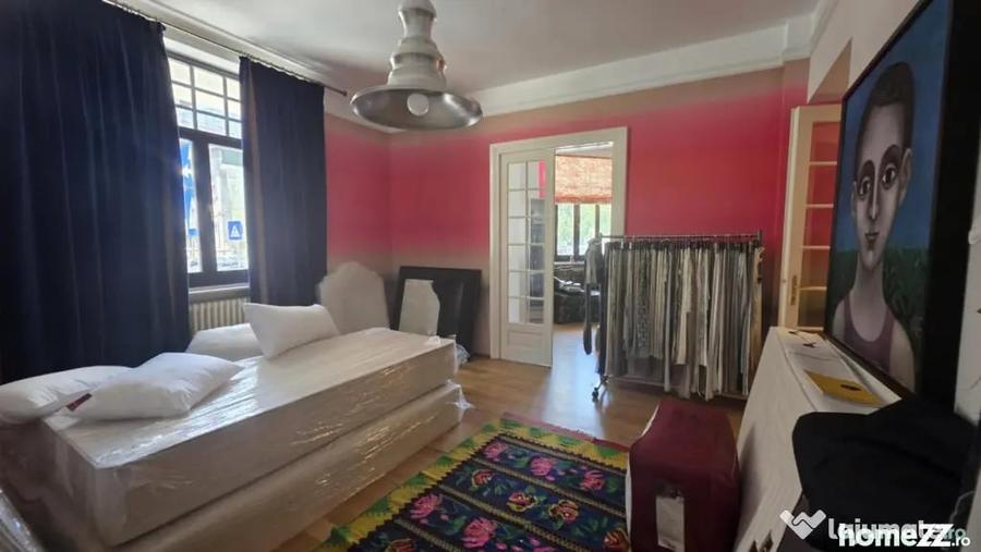 Apartament cu 5 camere decomandat în Moșilor