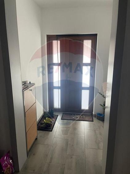 Casă individuală cu 5 camere cu Teren 343 Mp în Est