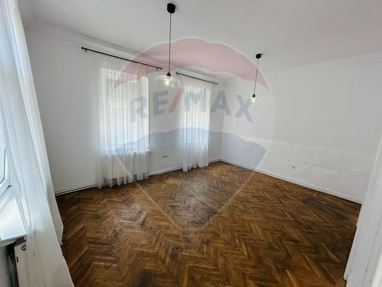 Casă individuală cu 3 camere cu Teren 160 Mp în Central