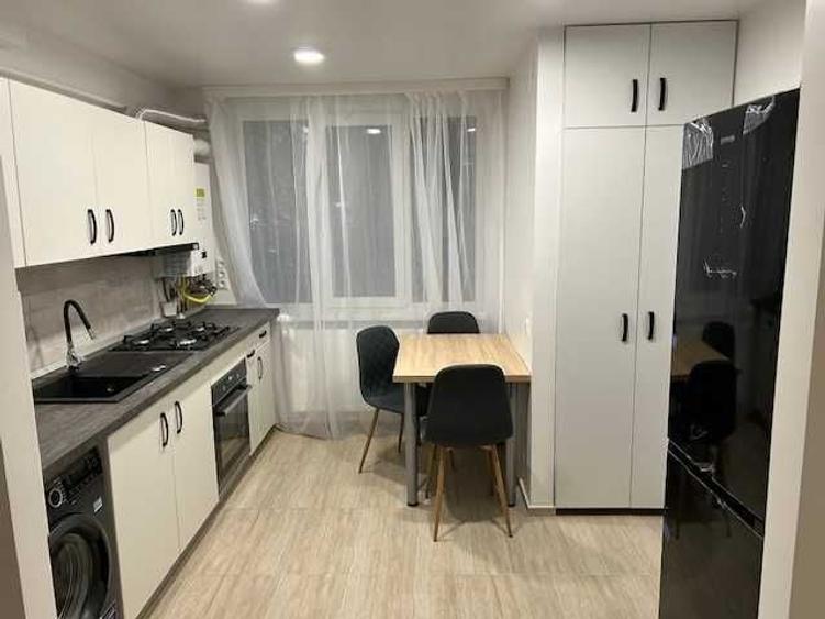 Apartament cu 2 camere decomandat în Cornișa