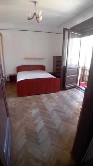 Apartament cu 3 camere semidecomandat, mobilat în Romană