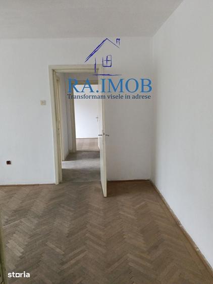 Apartament cu 3 camere semidecomandat în Republicii